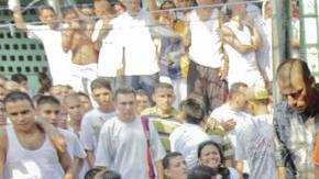 Obispo Fabio Colindres (d) saluda a uno de la  M18 en  penal.