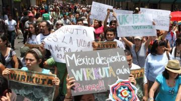 Cientos de personas, junto a jóvenes del movimiento #YoSoy 132, marcharon en apoyo a Wirikuta, en el Zócalo del DF.