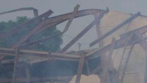 Cuerpos de rescate buscan víctimas del desplome de un avión en Nigeria.