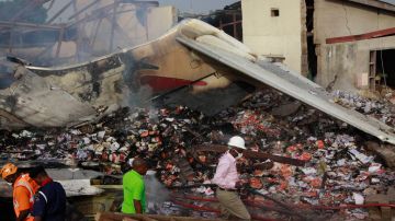 Cuerpos de rescate buscan víctimas del desplome de un avión en Nigeria.