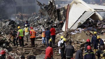 El avión con 153 personas cayó en un vecindario densamente poblado.