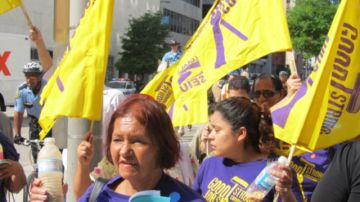 Trabajadores de limpieza de Houston afiliados al sindicato SEIU se irían a la huelga el 5 de junio.