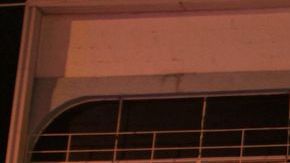 Oficiales de la policía inspeccionan la escena del crimen.