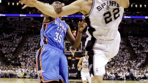 Kevin Durant faulea a Tiago Splitter (22) en el juego 5 de la final del Oeste.