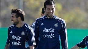 Lionel Messi (centro) practica el disparo ante sus compañeros de la albiceleste, que tiene el complicado reto brasileño para el sábado.