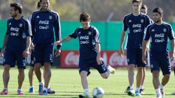 Lionel Messi (centro) practica el disparo ante sus compañeros de la albiceleste, que tiene el complicado reto brasileño para el sábado.