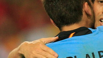 Jordi Alba (de espaldas) abraza a David Silva, autor del gol del triunfo de España 1-0 ante China en el último juego amistoso antes de la Eurocopa.