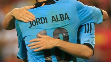 Jordi Alba (de espaldas) abraza a David Silva, autor del gol del triunfo de España 1-0 ante China en el último juego amistoso antes de la Eurocopa.