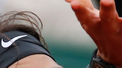 Rafael Nadal fija la vista en la bola mientras se apresta a servir en su partido de ayer en Roland Garros, donde avanzó con una victoria en sets consecutivos.