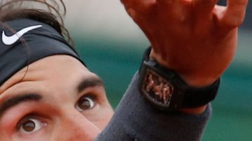 Rafael Nadal fija la vista en la bola mientras se apresta a servir en su partido de ayer en Roland Garros, donde avanzó con una victoria en sets consecutivos.