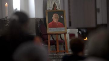 Fotografía del cardenal  Quezada Toruño exhibida  en la Catedral Metropolitana, durante una misa.