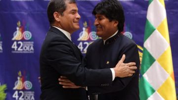 El presidente de Ecuador, Rafael Correa (i), es recibido por su homólogo de Bolivia, Evo Morales (d),  en el marco de la 42 asamblea de la OEA, en Cochabamba.