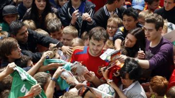 Iker Casillas, encabeza la lista de doce jugadores que disputarán la Eurocopa 2012, con más de cien partidos en su trayectoria, con la selección de su país.