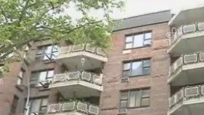 El edificio 2400 de la avenida Webb, en el sector de University Heights, representa un peligro para sus inquilinos.