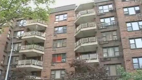 El edificio 2400 de la avenida Webb, en el sector de University Heights, representa un peligro para sus inquilinos.