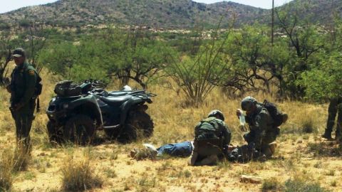 Miembros de la Patrulla Fronteriza realizan un simulacro en la peligrosa zona, que es muy transitada por los narcos.