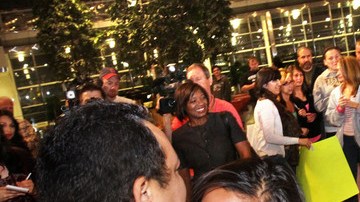 Elizabeth Olivas abraza a su padre, Pascual Olivas, a su llegada al aeropuerto de Indianápolis procedente de México,  a donde viajó   para pedir su ajuste de estatus  para volver a EE.UU.. Ella recibió una visa del consulado estadounidense en Ciudad Juárez.