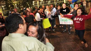 Elizabeth Olivas abraza a su padre, Pascual Olivas, a su llegada al aeropuerto de Indianápolis procedente de México,  a donde viajó   para pedir su ajuste de estatus  para volver a EE.UU.. Ella recibió una visa del consulado estadounidense en Ciudad Juárez.