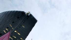 Personas sostienen imágenes de víctimas que murieron en el fuego de la Guardería ABC.