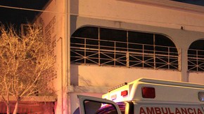 Ambulancias permanecen frente al edificio del centro de rehabilitación "Tu Vida sobre la Roca" en la ciudad de Torreón, donde fueron asesinadas a tiros 11 personas y al menos ocho  quedaron heridas.