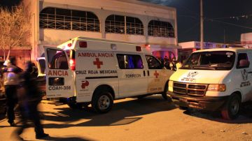 Ambulancias permanecen frente al edificio del centro de rehabilitación "Tu Vida sobre la Roca" en la ciudad de Torreón, donde fueron asesinadas a tiros 11 personas y al menos ocho  quedaron heridas.
