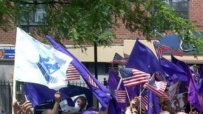 Banderas de  varios partidos políticos dominicanos ondean durante el evento, realizado el sábado,  en que se anunció  un frente unido para apoyar la candidatura de Adriano Espaillat al Congreso de los Estados Unidos, por el Distrito 13.