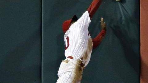 El jardinero izquierdo  de los Phillies, Juan Pierre, no puede parar el doblete de Elián Herrera, de los Dodgers,  en el octavo inning.