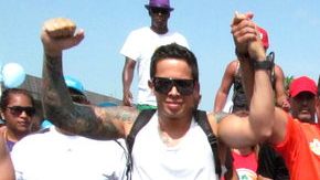 Raymond Arrieta (centro) junto a  Daddy Yankee (2 dcha.) y De La Ghetto (izq.), al llegar a la meta.