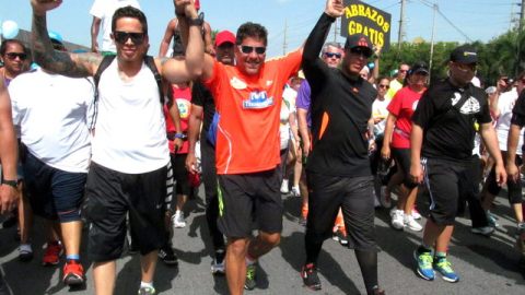 Raymond Arrieta (centro) junto a Daddy Yankee (2 dcha.) y De La Ghetto (izq.), al llegar a la meta.