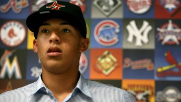 El joven pelotero   Carlos Correa, seleccionado primera selección del draft por los Astros de Houston, al ser presentado ayer a la prensa en la Isla del Encanto.
