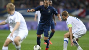 Karim Benzema encara la marca del defensa de Estonia, Ragnar Klavan, en el último encuentro amistoso de los franceses.