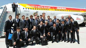 Jugadores de España posan frente al avión que los condujo luego a Polonia. La 'Roja' ya está instalada en Gniewino.