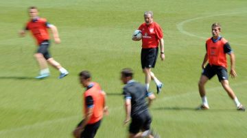 Roy Hodgson (centro) observa a sus jugadores durante una sesión de entrenamiento; los ingleses se medirán a Francia el próximo lunes.