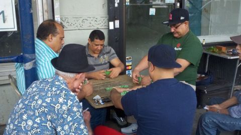 El dominó es una actividad común entre hispanos de la ciudad. En el verano, las calles de Washington Heights se convierten en salones improvisados de dominó.