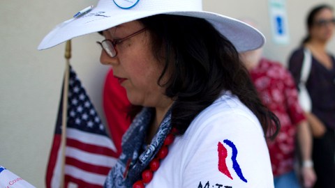 Hortencia Wilcox de Allen, Texas, izq., y otros partidarios, esperan la llegada Mitt Romney  para una actividad en Fort Worth.
