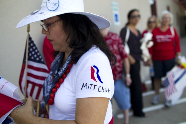 Hortencia Wilcox de Allen, Texas, izq., y otros partidarios, esperan la llegada Mitt Romney  para una actividad en Fort Worth.