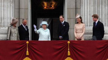 La reina Isabel II, rodeada de su familia, saluda a la multitud  que se congrego  enfrente al Palacio de Buckingham.