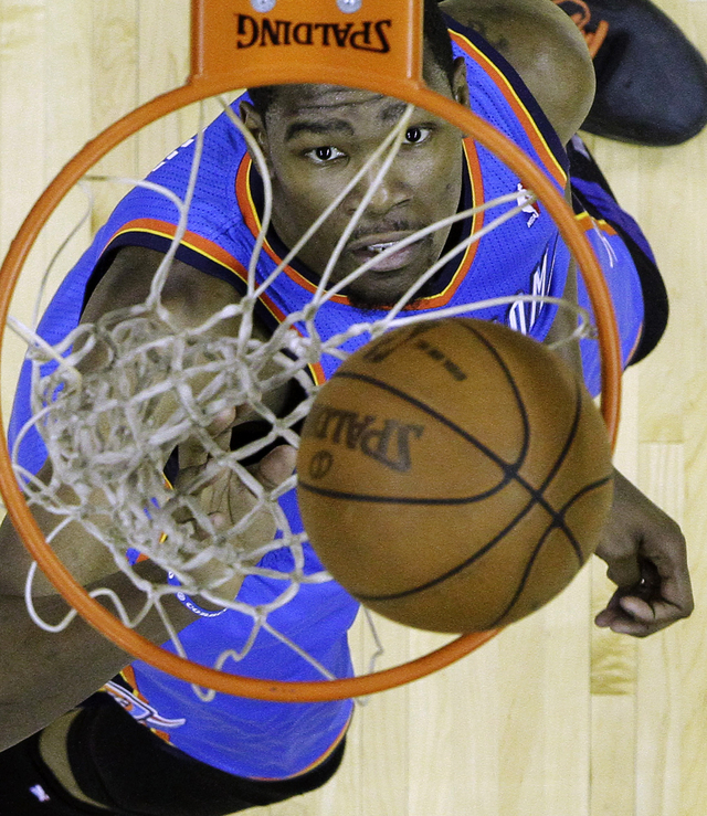 La super estrella Kevin Durant tiene a sus Oklahoma City Thunder a solo una victoria de eliminar a los favoritos San Antonio Spurs en semifinales de la NBA.
