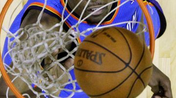 La super estrella Kevin Durant tiene a sus Oklahoma City Thunder a solo una victoria de eliminar a los favoritos San Antonio Spurs en semifinales de la NBA.
