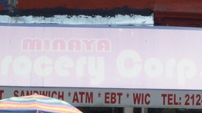 En toda la esquina de la calle 116 uno de los puntos de encuentro de mexicanos y dominicanos es el Deli Minaya donde los tacos a ritmo dominicano están a la orden del día.