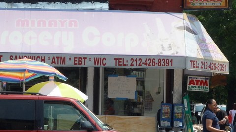 En toda la esquina de la calle 116 uno de los puntos de encuentro de mexicanos y dominicanos es el Deli Minaya donde los tacos a ritmo dominicano están a la orden del día.