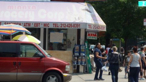 En toda la esquina de la calle 116 uno de los puntos de encuentro de mexicanos y dominicanos es el Deli Minaya donde los tacos a ritmo dominicano están a la orden del día.