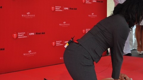 Danielle Cortes DeVito  muestra cómo se realiza la resucitación cardiopulmonar.