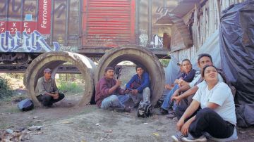 Extranjeros de distintas nacionalidades están a la espera del tren conocido como 'La Bestia' en la ciudad de Tapachula, Chiapas.