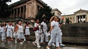 Las Damas de Blanco, movimiento que agrupa a esposas y familiares de disidentes encarcelados, durante una de sus marchas pacíficas en La Habana Cuba.