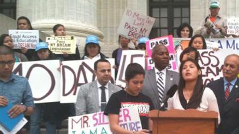 Estrella Gonzalez, una estudiante y miembro de NYSYLC, pide a
los legisladores que el Dream Act se apruebe.