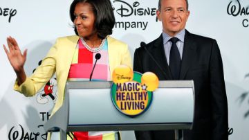 La primera dama Michelle Obama, junto al presidente The Walt Disney  Company , Robert A. Iger, hablan sobre la venta de frutas y comida  saludable   en los parques temáticos, como este  paquete de rodajas de manzanas dulces (foto izquierda).