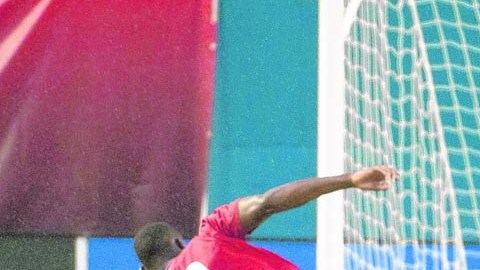 Oscar Boniek García (de blanco) en un partido de la selección de Honduras.