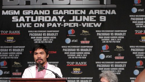Pacquiao habla a la prensa mientras Timothy Bradley  (der.) lo observa desde la mesa, ayer, en una conferencia en Las Vegas.