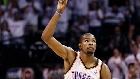 Con autoridad, Kevin Durant inicia el festejo.